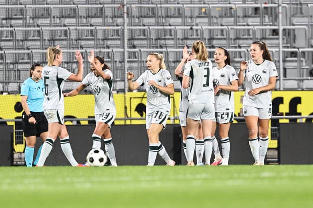 SOCCER - WEC, Sturm vs Wolfsburg GRAZ,AUSTRIA,30.SEP.26 - SOCCER - UEFA Women s Europa Cup, qualification, SK Sturm Graz vs VfL Wolfsburg. Image shows the rejoicing of Wolfsburg.  GEPAxpictures xChrisxBauer
