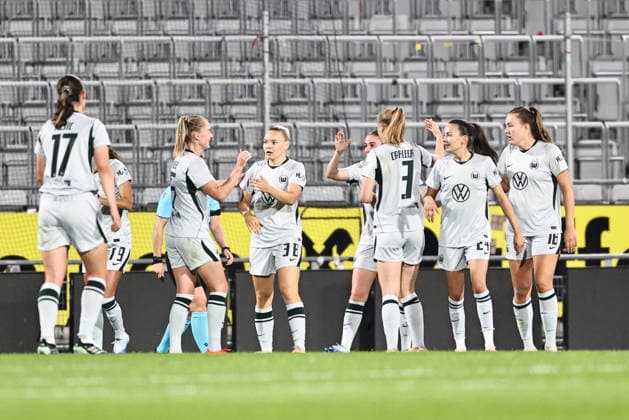 SOCCER - WEC, Sturm vs Wolfsburg GRAZ,AUSTRIA,30.SEP.26 - SOCCER - UEFA Women s Europa Cup, qualification, SK Sturm Graz vs VfL Wolfsburg. Image shows the rejoicing of Wolfsburg.  GEPAxpictures xChrisxBauer