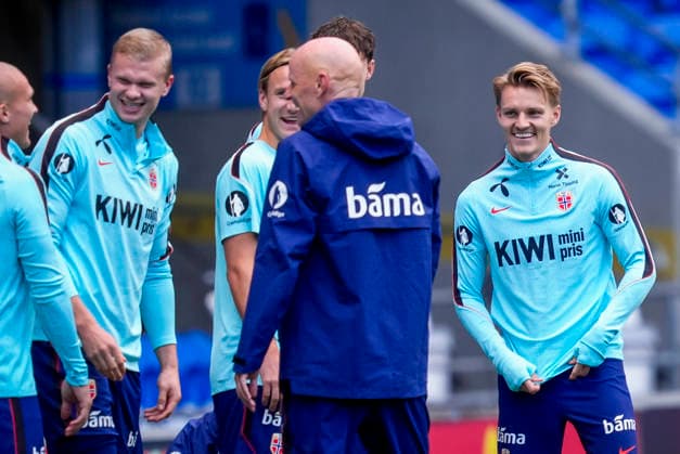 Soccer, Nations League: Wales vs. Norway, Nations League: Cardiff, Wales 20260930 National team manager Stale Solbakken, Erling Braut Haaland and Martin Ødegaard during training at Cardiff City Stadium the day before the match against Wales. Photo: Lise Aserud, NTB, Cardiff, Wales. EDITORIAL USE ONLY. RESTRICTED USE FOR BETTING COMPANIES.  Copyright: xLisexAserudx xNTBx