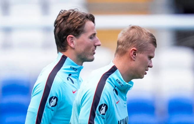 Soccer, Nations League: Wales vs. Norway, Nations League: Cardiff, Wales 20260930 Sander Berge and Martin Ødegaard during training at Cardiff City Stadium the day before the match against Wales. Photo: Lise Aserud, NTB, Cardiff, Wales. EDITORIAL USE ONLY. RESTRICTED USE FOR BETTING COMPANIES.  Copyright: xLisexAserudx xNTBx