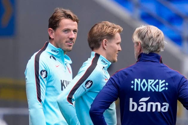 Soccer, Nations League: Wales vs. Norway, Nations League: Cardiff, Wales 20260930 Sander Berge and Martin Ødegaard with Kent Bergersen during training at Cardiff City Stadium the day before the match against Wales. Photo: Lise Aserud, NTB, Cardiff, Wales. EDITORIAL USE ONLY. RESTRICTED USE FOR BETTING COMPANIES.  Copyright: xLisexAserudx xNTBx