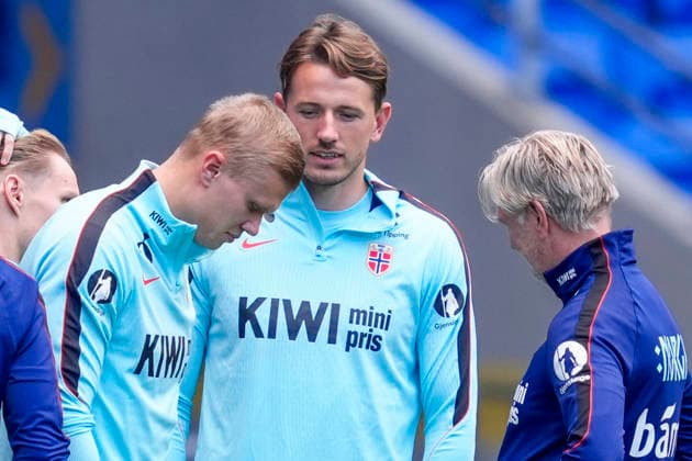 Soccer, Nations League: Wales vs. Norway, Nations League: Cardiff, Wales 20260930 Erling Braut Haaland and Sander Berge with Kent Bergersen during training at Cardiff City Stadium on the day of the match against Wales. Photo: Lise Aserud, NTB, Cardiff, Wales. EDITORIAL USE ONLY. RESTRICTED USE FOR BETTING COMPANIES.  Copyright: xLisexAserudx xNTBx