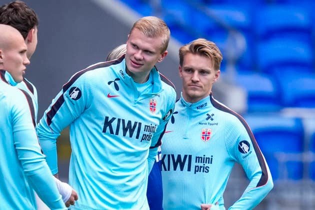 Soccer, Nations League: Wales vs. Norway, Nations League: Cardiff, Wales, September 30, 2026. Erling Braut Haaland and Martin Ødegaard during training at Cardiff City Stadium the day before the match against Wales. Photo: Lise Aserud, NTB, Cardiff, Wales. EDITORIAL USE ONLY. RESTRICTED USE FOR BETTING COMPANIES.  Copyright: xLisexAserudx xNTBx