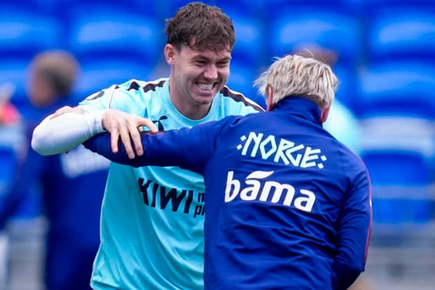 Soccer, Nations League: Wales vs. Norway, Nations League: Cardiff, Wales, September 30, 2026. Jorgen Strand Larsen with Kent Bergersen during training at Cardiff City Stadium the day before the match against Wales. Photo by Lise Aserud, NTB, Cardiff, Wales. EDITORIAL USE ONLY. RESTRICTED USE FOR BETTING COMPANIES.  Copyright: xLisexAserudx xNTBx