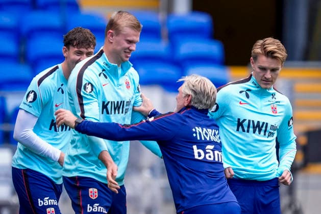 Soccer, Nations League: Wales vs. Norway, Nations League, Cardiff, Wales 20260930 Erling Braut Haaland with Kent Bergersen and Martin Odegaard during training at Cardiff City Stadium on the day of the match against Wales. Photo: Lise Aserud, NTB, Cardiff, Wales. EDITORIAL USE ONLY. RESTRICTED USE FOR BETTING COMPANIES.  Copyright: xLisexAserudx xNTBx