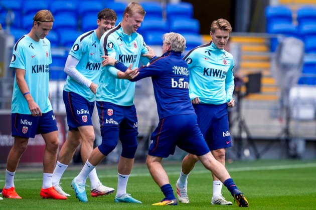 Soccer, Nations League: Wales vs. Norway, Nations League Cardiff, Wales 20260930 Erling Braut Haaland with Kent Bergersen and Martin Ødegaard during training at Cardiff City Stadium the day before the match against Wales Photo Lise Aserud NTB Cardiff Wales EDITORIAL USE ONLY RESTRICTED USE FOR BETTING COMPANIES  Copyright: xLisexAserudx xNTBx