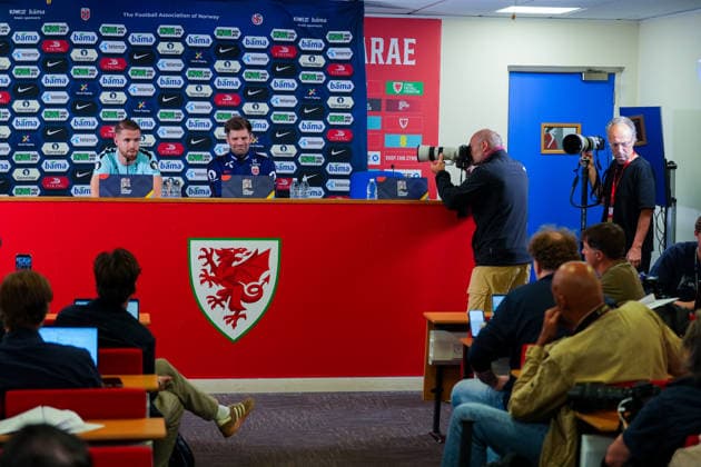 Soccer, Nations League: Wales vs. Norway, Nations League in Cardiff, Wales 20260930 Kristoffer Ajer and Morten Morisbak Skjonsberg during a press conference ahead of training at Cardiff City Stadium on the day of the match against Wales. Photo: Lise Aserud, NTB, Cardiff, Wales. EDITORIAL USE ONLY. RESTRICTED USE FOR BETTING COMPANIES.  Copyright: xLisexAserudx xNTBx