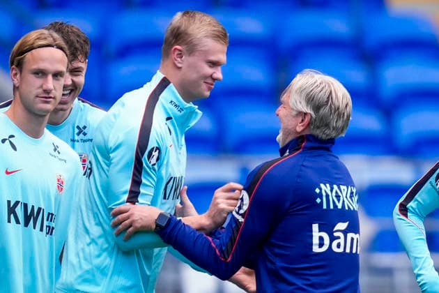 Soccer, Nations League: Wales vs. Norway, Nations League Cardiff, Wales 20260930 Erling Braut Haaland with Kent Bergersen and Martin Odegaard during training at Cardiff City Stadium the day before the match against Wales Photo Lise Aserud NTB Cardiff Wales EDITORIAL USE ONLY RESTRICTED USE FOR BETTING COMPANIES  Copyright: xLisexAserudx xNTBx
