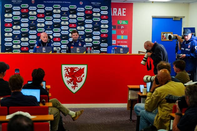 Soccer, Nations League: Wales vs. Norway, Nations League in Cardiff, Wales 20260930 National team coach Stale Solbakken and Morten Morisbak Skjonsberg during a press conference ahead of training at Cardiff City Stadium on the day of the match against Wales. Photo: Lise Aserud, NTB, Cardiff, Wales. EDITORIAL USE ONLY. RESTRICTED USE FOR BETTING COMPANIES.  Copyright: xLisexAserudx xNTBx