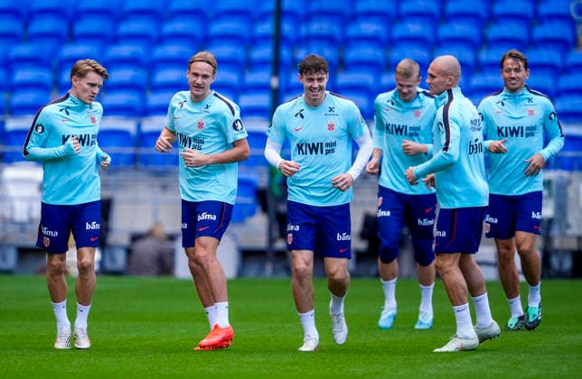 Soccer, Nations League Wales vs. Norway, Nations League Cardiff, Wales 20260930 Martin Odegaard (left) during training at Cardiff City Stadium on the day of the match against Wales. Photo: Lise Aserud, NTB, Cardiff, Wales. EDITORIAL USE ONLY. RESTRICTED USE FOR BETTING COMPANIES.  Copyright: xLisexAserudx xNTBx