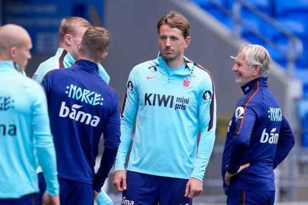 Soccer, Nations League: Wales vs. Norway, Nations League Cardiff, Wales 20260930 Erling Braut Haaland, Pal Fjelde, and Sander Berge with Kent Bergersen during training at Cardiff City Stadium the day before the match against Wales. Photo: Lise Aserud, NTB, Cardiff, Wales. EDITORIAL USE ONLY. RESTRICTED USE FOR BETTING COMPANIES.  Copyright: xLisexAserudx xNTBx