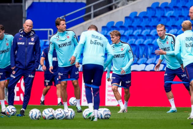Soccer, Nations League: Wales vs. Norway, Nations League: Cardiff, Wales, September 30, 2026: National team manager Stale Solbakken, Sander Berge, Erling Braut Haaland, and Martin Ødegaard during training at Cardiff City Stadium the day before the match against Wales. Photo by Lise Aserud, NTB, Cardiff, Wales. EDITORIAL USE ONLY. RESTRICTED USE FOR BETTING COMPANIES. Copyright: xLisexAserudx xNTBx