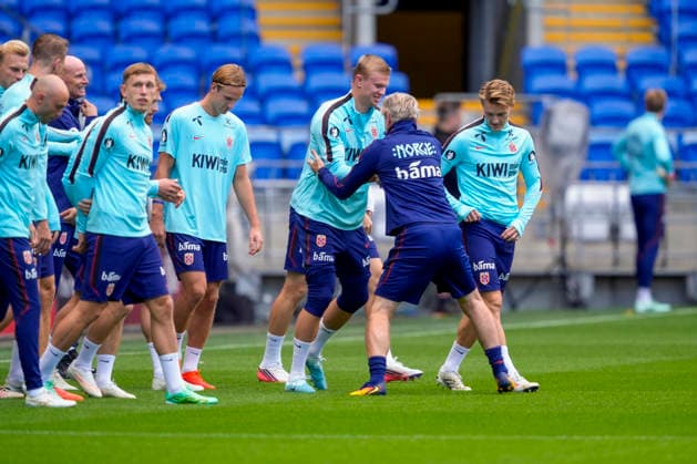 Soccer, Nations League: Wales vs. Norway, Nations League in Cardiff, Wales 20260930 Erling Braut Haaland and Martin Ødegaard as the Norwegian national soccer team trains at Cardiff City Stadium on the day of the match against Wales. Photo: Lise Aserud, NTB, Cardiff, Wales. EDITORIAL USE ONLY. RESTRICTED USE FOR BETTING COMPANIES.  Copyright: xLisexAserudx xNTBx