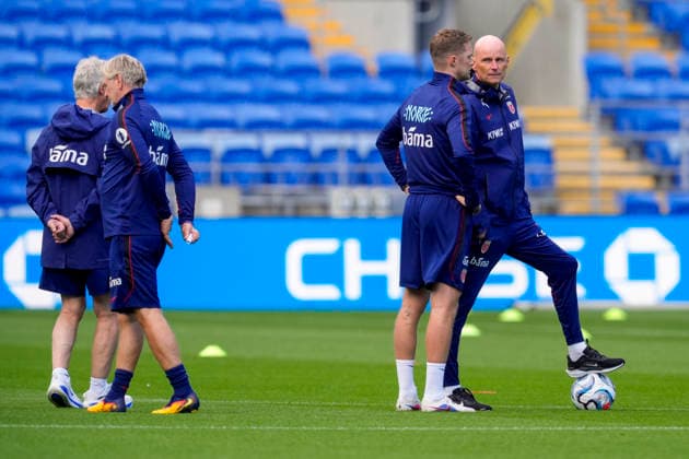 Soccer, Nations League: Wales vs. Norway, Nations League in Cardiff, Wales 20260930 National team coach Stale Solbakken and the rest of the coaching staff as the Norwegian national soccer team trains at Cardiff City Stadium on the day of the match against Wales. Photo: Lise Aserud, NTB, Cardiff, Wales. EDITORIAL USE ONLY. RESTRICTED USE FOR BETTING COMPANIES.  Copyright: xLisexAserudx xNTBx