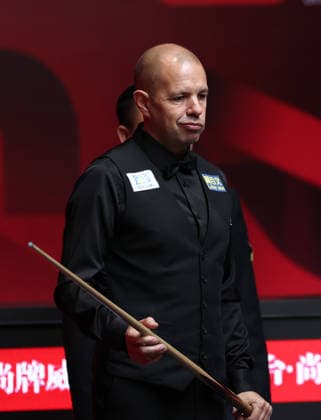 (260930) -- SHENZHEN, Sept. 30, 2026 -- Barry Hawkins reacts during the round 3 match between Elliot Slessor and Barry Hawkins of England at World Snooker Tour Shenzhen Open 2026 in Shenzhen, south China s Guangdong Province, Sept. 30, 2026. ) (SP)CHINA-SNOOKER-SHENZHEN OPEN (CN) MaoxSiqian 