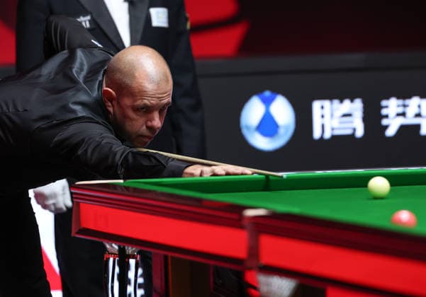 (260930) -- SHENZHEN, Sept. 30, 2026 -- Barry Hawkins competes during the round 3 match between Elliot Slessor and Barry Hawkins of England at World Snooker Tour Shenzhen Open 2026 in Shenzhen, south China s Guangdong Province, Sept. 30, 2026. ) (SP)CHINA-SNOOKER-SHENZHEN OPEN (CN) MaoxSiqian 