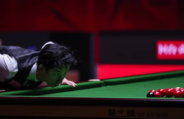 (260930) -- SHENZHEN, Sept. 30, 2026 -- Wu Yize competes during the round 3 match between Wu Yize and Xu Si of China at World Snooker Tour Shenzhen Open 2026 in Shenzhen, south China s Guangdong Province, Sept. 30, 2026. ) (SP)CHINA-SNOOKER-SHENZHEN OPEN (CN) MaoxSiqian 