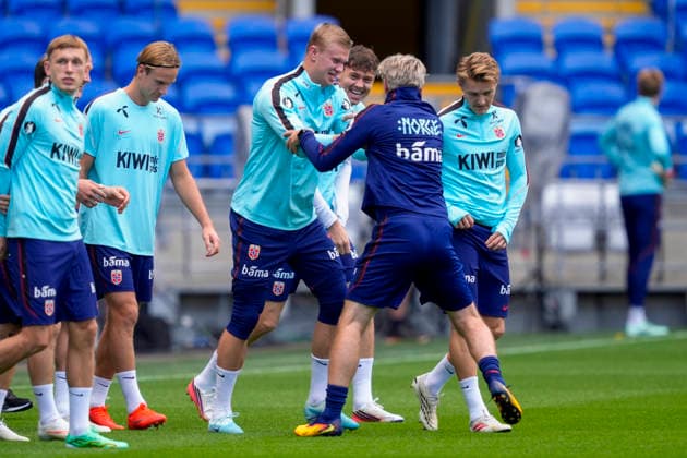 Soccer, Nations League Wales vs. Norway, Nations League Cardiff, Wales 20260930 Erling Braut Haaland and Martin Ødegaard as the Norwegian national soccer team trains at Cardiff City Stadium on the day of the match against Wales. Photo: Lise Aserud, NTB, Cardiff, Wales. EDITORIAL USE ONLY. RESTRICTED USE FOR BETTING COMPANIES.  Copyright: xLisexAserudx xNTBx