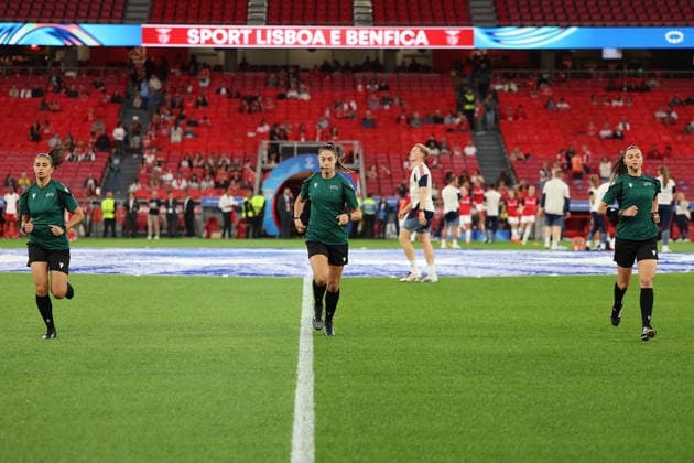 Lisbon, Portugal, September 30: Referee Maria Sole Ferrieri Caputi (ITA) and the teams warm up before the UEFA Women s Champions League 2026–27 group stage Matchday 2 match between SL Benfica and FC Bayern Munich on September 30, 2024, in Lisbon, Portugal Copyright: HMBxMedia JoaquimxFerreira