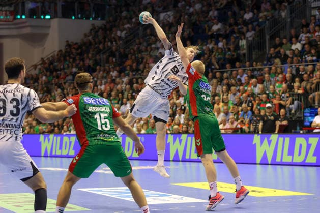 September 30, 2026, xgox, Opel HBL Handball, SC Magdeburg vs. THW Kiel, emspor, from left: Eric Johansson (Kiel), 21, takes a shot, goal scorer, scores a goal, Magdeburg