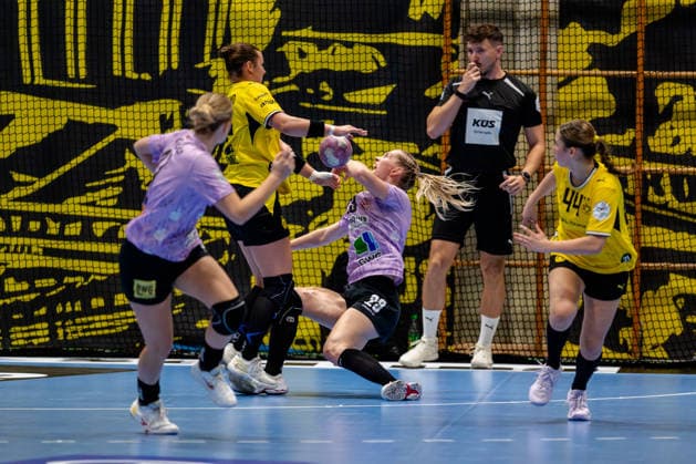 Dortmund, September 30, 2026, Handball, Women s, DHB Cup, 2nd Round, BVB Borussia Dortmund vs. SV Union Halle Neustadt, Mareike Thomaier (BVB), No. 2, in a one-on-one battle with Marie Polakova (SV Union Halle Neustadt), No. 23