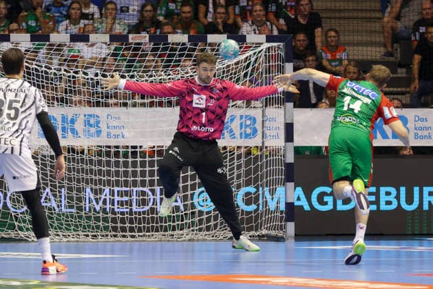 September 30, 2026, xgox, Opel HBL Handball, SC Magdeburg vs. THW Kiel (emspor), from left: Gonzalo Perez de Vargas (Kiel), 1; Omar Ingi Magnusson (Magdeburg), 14; penalty throw (Magdeburg)