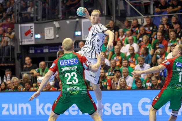 September 30, 2026, xgox, Opel HBL Handball, SC Magdeburg vs. THW Kiel, emspor, from left: Eric Johansson (Kiel), 21, takes a shot, goal scorer, scores a goal, Magdeburg
