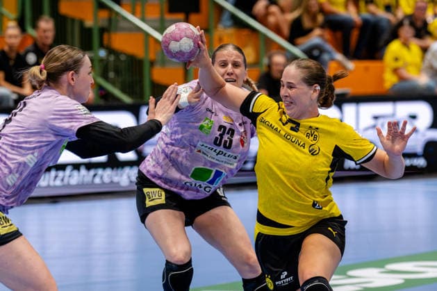 Dortmund, September 30, 2026, Handball, Women s, DHB Cup, 2nd Round, BVB Borussia Dortmund vs. SV Union Halle Neustadt, Guro Nestaker (BVB, 33) in a duel with Nele Wenzel (SV Union Halle Neustadt, 33), mi