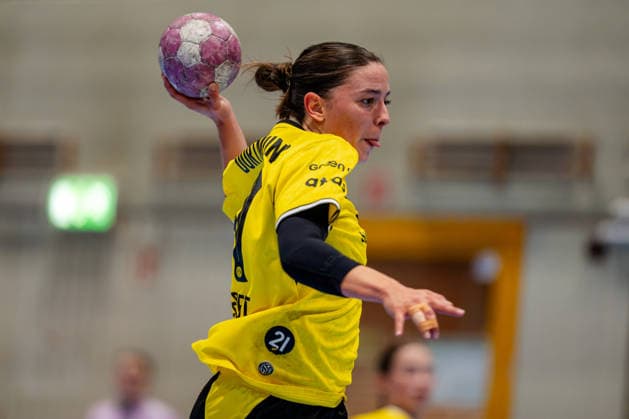 Dortmund, September 30, 2026, Handball, Women s, DHB Cup, 2nd Round, BVB Borussia Dortmund vs. SV Union Halle Neustadt, Kelly Vollebregt (BVB), 31, taking a shot on goal