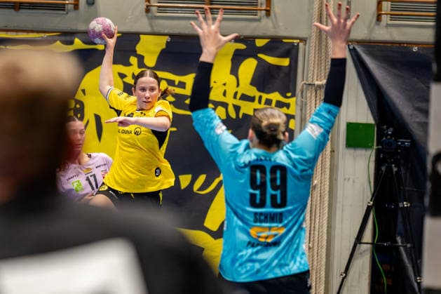 Dortmund, September 30, 2026, Handball, Women s, DHB Cup, 2nd Round, BVB Borussia Dortmund vs. SV Union Halle Neustadt, Lara Egeling (BVB), 44, scoring a goal against Lena Schmid (SV Union Halle Neustadt), 99