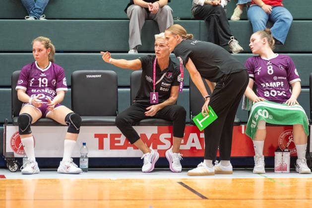 Edina Rott (TuS Metzingen) and Miriam Hirsch (TuS Metzingen), the coach, need to discuss the match between HSV Solingen Graefrath 76 and TuS Metzingen, DHB Women’s Cup, Round 2, 2026–2027 season, September 30, 2026: HSV Solingen Graefrath 76 vs. TuS Metzingen, DHB Women’s Cup, Round 2, 2026–2027 season, September 30, 2026, Solingen Copyright: xEibner-Pressefoto ThomasxHaeslerx EP_THR