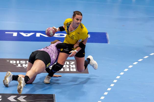 Dortmund, September 30, 2026, Handball, Women s, DHB Cup, 2nd Round, BVB Borussia Dortmund vs. SV Union Halle Neustadt, Mareike Thomaier (BVB), 2nd in a one-on-one battle
