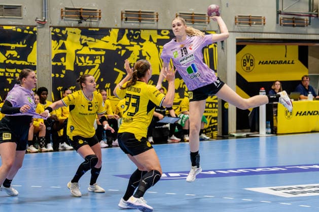 Dortmund, September 30, 2026, Handball, Women s, DHB Cup, 2nd Round, BVB Borussia Dortmund vs. SV Union Halle Neustadt, Paulina Stapurewicz of SV Union Halle Neustadt, 79 on a shot from the backcourt