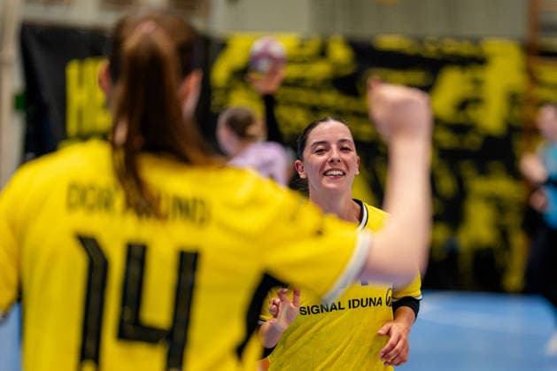 Dortmund, September 30, 2026, Handball, Women s, DHB Cup, Round 2, BVB Borussia Dortmund vs. SV Union Halle Neustadt; Kelly Vollebregt (BVB, 31) celebrates a goal with Alieke van Maurik (BVB, 14)