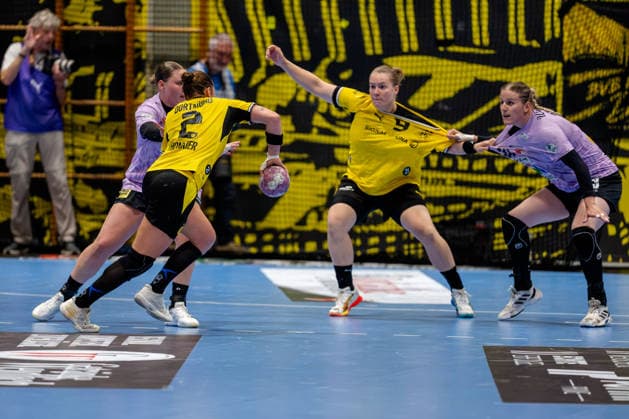 Dortmund, September 30, 2026, Handball, Women’s, DHB Cup, 2nd Round, BVB Borussia Dortmund vs. SV Union Halle Neustadt; Mareike Thomaier (BVB, 2) in a one-on-one battle, with a duel in the circle in the background between Lisa Antl (BVB, 9) and Ilona Kieffer (SV Union Halle Neustadt, 72)