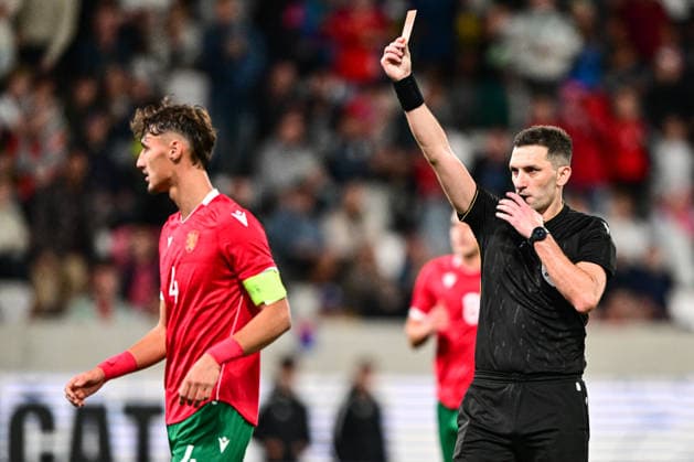 L-R Rosen Bozinov (BGR) receives a red card from referee Damian Kos during the UEFA Under-21 European Football Championship qualifier Group B match Czechia vs Bulgaria, Hradec Kralove, Czech Republic, September 30, 2026. (CTKxPhoto DavidxTanecek) CTKPhotoP2026093008752  CTKPhotoP2026093008752