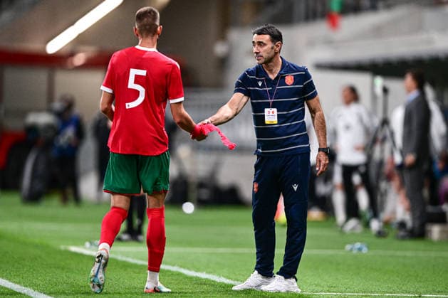 Todor Pavlov of Bulgaria leaves the field after receiving a red card; on the right is Bulgaria s coach, Todor Jancev during the UEFA Under-21 European Football Championship qualifier Group B match Czechia vs Bulgaria, Hradec Kralove, Czech Republic, September 30, 2026. (CTKxPhoto DavidxTanecek) CTKPhotoP2026093008756  CTKPhotoP2026093008756