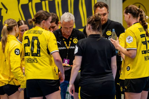 Dortmund, September 30, 2026, Handball, Women s, DHB Cup, 2nd Round, BVB Borussia Dortmund vs. SV Union Halle Neustadt; Kay Rothenpieler, BVB coach, at the playboard during a timeout