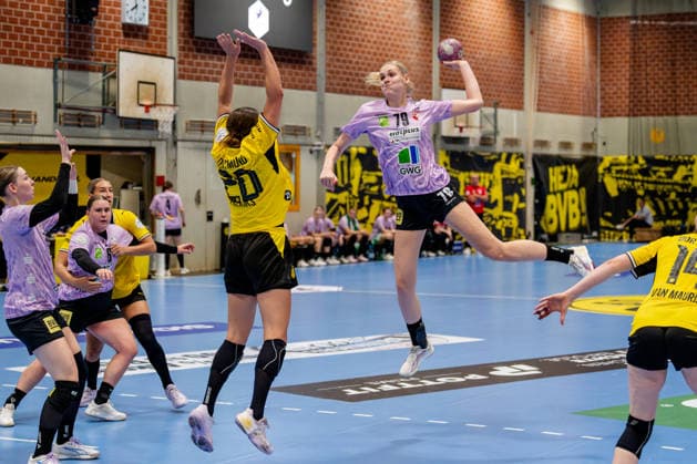 Dortmund, September 30, 2026, Handball, Women’s, DHB Cup, 2nd Round, BVB Borussia Dortmund vs. SV Union Halle Neustadt: Paulina Stapurewicz of SV Union Halle Neustadt scores 79 on a shot from the backcourt against the block by Merel Freriks of BVB, 20