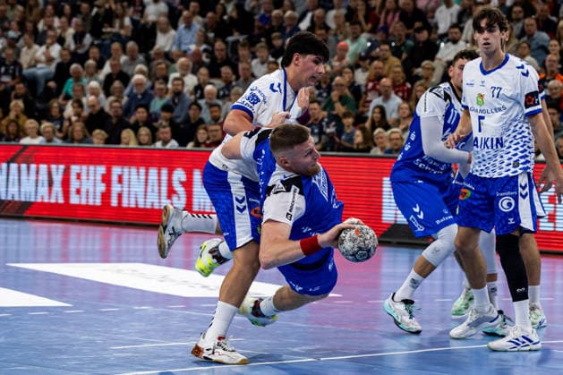 FLENSBURG, GERMANY - SEPTEMBER 30: Josep Ernest Armengol Garin (Fraikin BM. Granollers, 18) against Blaz Blagotinsek (SG Flensburg-Handewitt, 43) during the EHF European League match between SG Flensburg-Handewitt vs Fraikin BM. Granollers at GGW Arena on matchday 1 of the Group Matches Group E on September 30, 2026 in Flensburg, Germany. Schleswig-Holstein Germany Copyright: xMarioxM.xKobergx