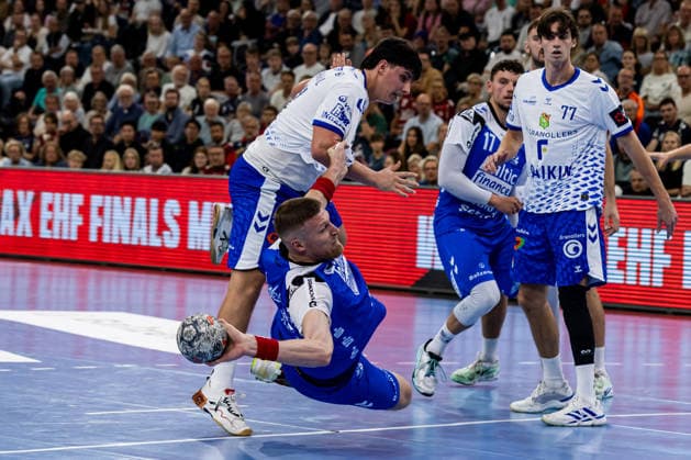 FLENSBURG, GERMANY - SEPTEMBER 30: Josep Ernest Armengol Garin (Fraikin BM. Granollers, 18) against Blaz Blagotinsek (SG Flensburg-Handewitt, 43) during the EHF European League match between SG Flensburg-Handewitt vs Fraikin BM. Granollers at GGW Arena on matchday 1 of the Group Matches Group E on September 30, 2026 in Flensburg, Germany. Schleswig-Holstein Germany Copyright: xMarioxM.xKobergx