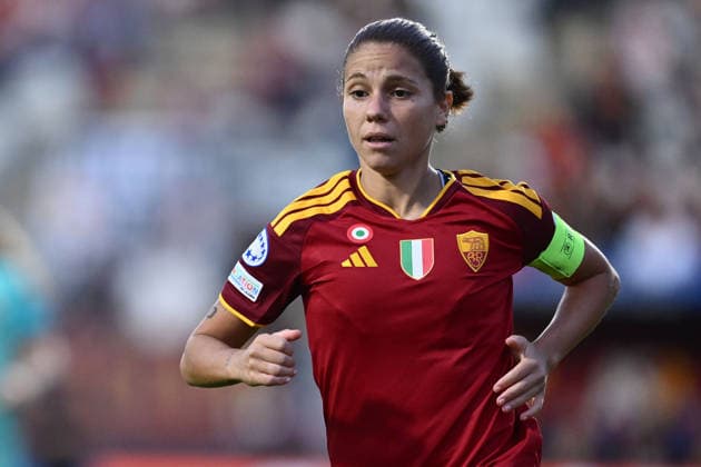 IPA89151560 - Manuela Giugliano of A.S. Roma Femminile is in action during Matchday 2 of the 2026 27 UEFA Women s Champions League group stage, a soccer match between A.S. Roma and FC Barcelona, Barca at Tre Fontane Stadium on September 30, 2026, in Rome, Italy.  Copyright: xDomenicoxCippitelli IPAxSportx xx IPA89151560