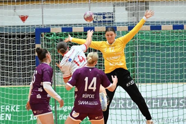 September 30, 2026, GER, Handball, Women, DHB Cup, 2026–2027 Season, Matchday 2, HSV Solingen Gräfrath 76 vs. TuS Metzingen Emma Elisabeth Schwitzer (HSV Solingen Gräfrath 14) shoots at the goal defended by Marie Weiss (TuS Metzingen 12), Solingen Klingenhalle, North Rhine-Westphalia, Germany Copyright: xNordphoto Meuterx