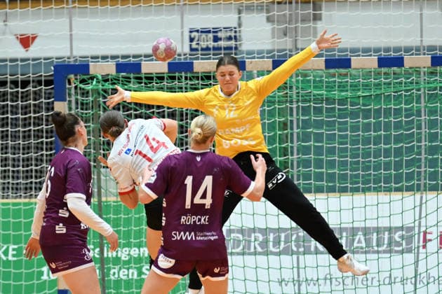 September 30, 2026, GER, Handball, Women, DHB Cup, 2026–2027 Season, Match Day 2, HSV Solingen Gräfrath 76 vs. TuS Metzingen Emma Elisabeth Schwitzer (HSV Solingen Gräfrath 14) shoots at the goal defended by Marie Weiss (TuS Metzingen 12), Solingen Klingenhalle, North Rhine-Westphalia, Germany Copyright: xNordphoto Meuterx