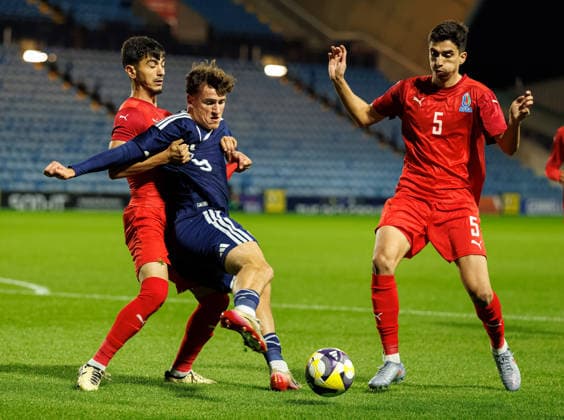 30.09.2026 Scotland U21, U 21 v Azerbaijan: Barney Stewart of Scotland with Raul Mammadov of Azerbaijan and Emin Rustamov  Copyright: xWilliexVassx NINTCHDBPICT001112374233