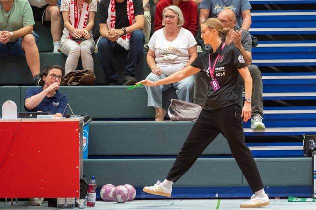 Miriam Hirsch, coach of TuS Metzingen, is forced to call a timeout early in the match: HSV Solingen Graefrath 76 vs. TuS Metzingen, DHB Women’s Cup, Round 2, 2026–2027 season, September 30, 2026, HSV Solingen Graefrath 76 vs. TuS Metzingen, DHB Women’s Cup, Round 2, 2026–2027 season, September 30, 2026, Solingen Copyright: xEibner-Pressefoto ThomasxHaeslerx EP_THR