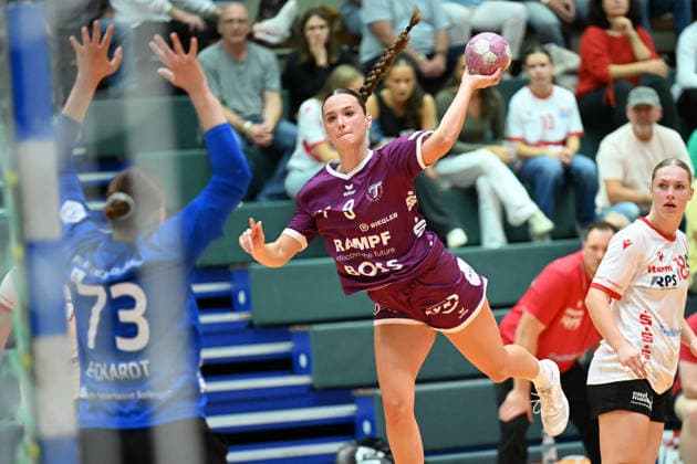 September 30, 2026, GER, Handball, Women, DHB Cup, 2026–2027 Season, Matchday 2, HSV Solingen Gräfrath 76 vs. TuS Metzingen Lotta Röpcke (Roepcke) of TuS Metzingen 9, in a one-on-one battle against Liv Stine Eckardt, goalkeeper for HSV Solingen Gräfrath 73, Solingen Klingenhalle, North Rhine-Westphalia, Germany Copyright: xNordphoto Meuterx