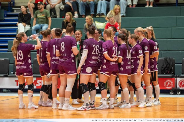 Miriam Hirsch of TuS Metzingen, the coach, tries to motivate her team. HSV Solingen Graefrath 76 vs. TuS Metzingen, DHB Women s Cup, Round 2, 2026–2027 season, September 30, 2026 HSV Solingen Graefrath 76 vs. TuS Metzingen, DHB Women’s Cup, Round 2, 2026–2027 season, September 30, 2026 Solingen Copyright: xEibner-Pressefoto ThomasxHaeslerx EP_THR