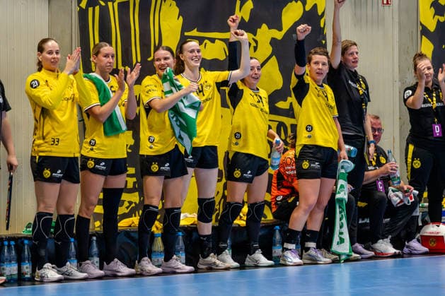 Dortmund, September 30, 2026, Handball, Women s, DHB Cup, 2nd Round, BVB Borussia Dortmund vs. SV Union Halle Neustadt. Celebration on the Dortmund bench (from left to right): Guro Nestaker (BVB), 33, Dana Bleckmann, BVB, 66, Merel Freriks, BVB, 20, Alieke van Maurik, BVB, 14, Kelly Vollebregt, BVB, 31, and Alina Grijseels, BVB, 4