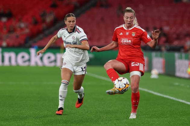 Lisbon, Portugal, September 30: Klara Bühl of FC Bayern Munich and Chandra Davidson of SL Benfica in action with the ball during the 2026–27 UEFA Women’s Champions League, League phase, Matchday 2, between SL Benfica and FC Bayern Munich on September 30, 24, 2026, in Lisbon, Portugal Copyright: HMBxMedia JoaquimxFerreira